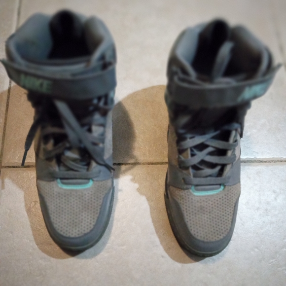 "NIKE". 599-410 SIZE 8-1/2 - Picture 12 of 14